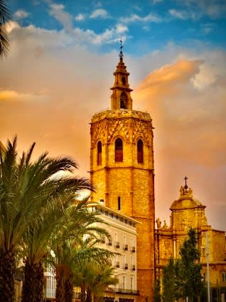 Valencia, Spain 9-day travel plan covering Top attractions and Shopping - 9 days travel itinerary in València, Spain featuring Iconic Landmark and Food & Drink