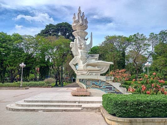 Le Van Tam Park photo 2