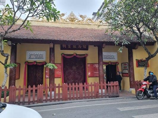 Bach Ma Temple photo 4