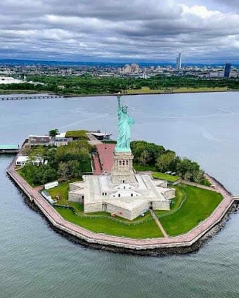 Complete 4-day guide to New York, USA with Top attractions and Shopping and Hidden Gems itinerary cover